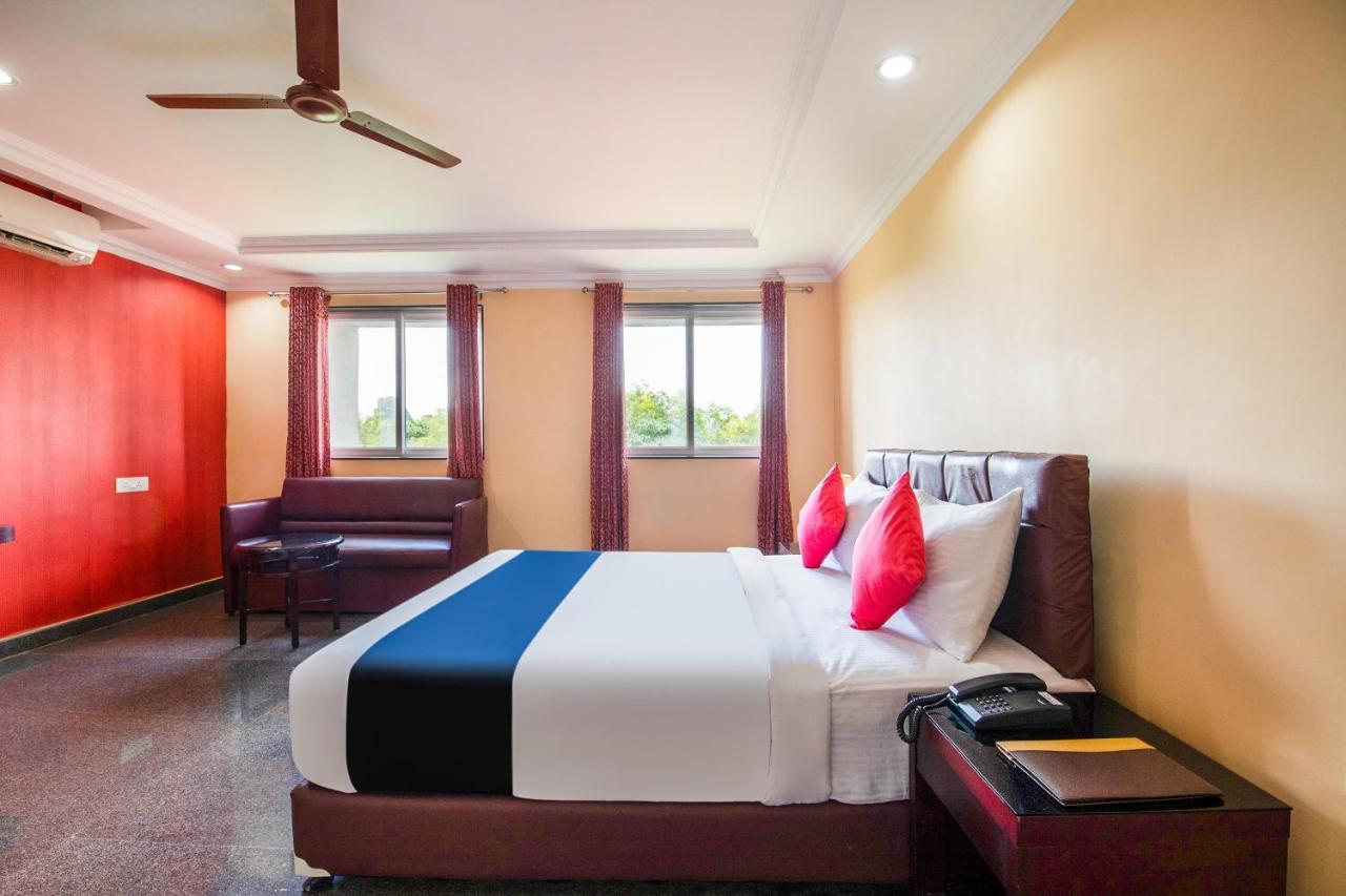 Capital O 22439 Ratna Forever Hotel Karkal Buitenkant foto