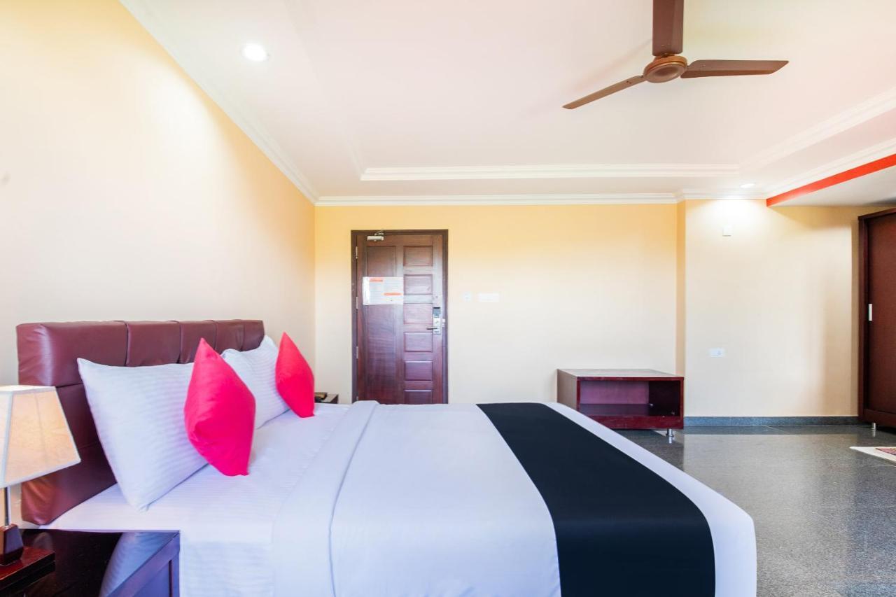 Capital O 22439 Ratna Forever Hotel Karkal Buitenkant foto