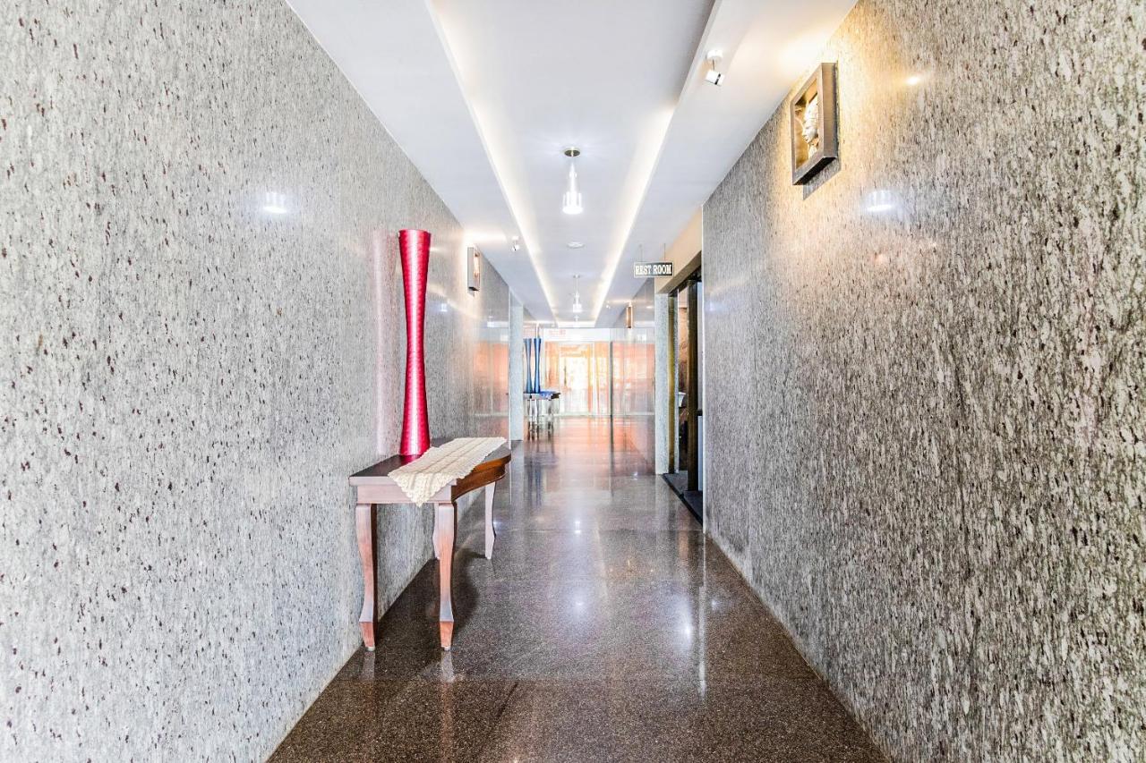 Capital O 22439 Ratna Forever Hotel Karkal Buitenkant foto