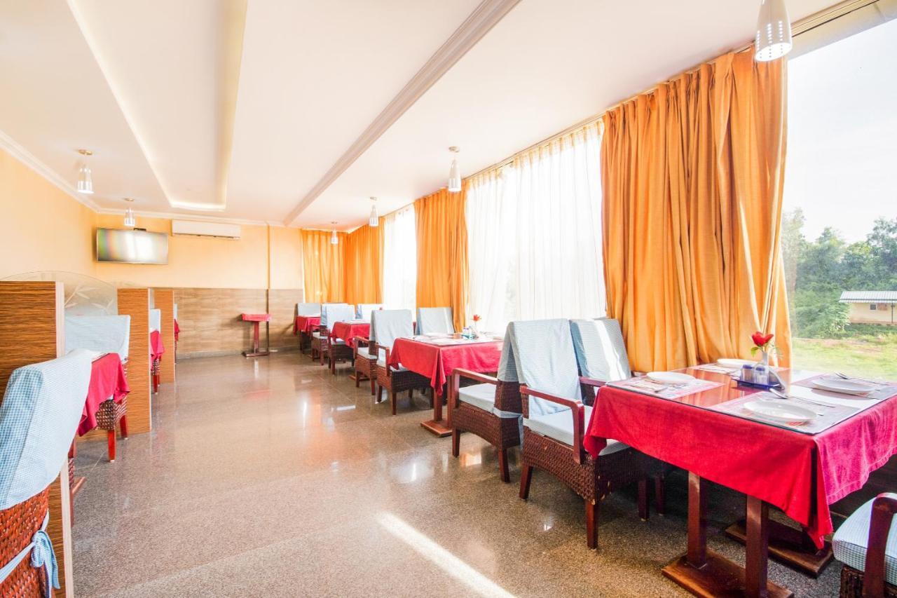 Capital O 22439 Ratna Forever Hotel Karkal Buitenkant foto