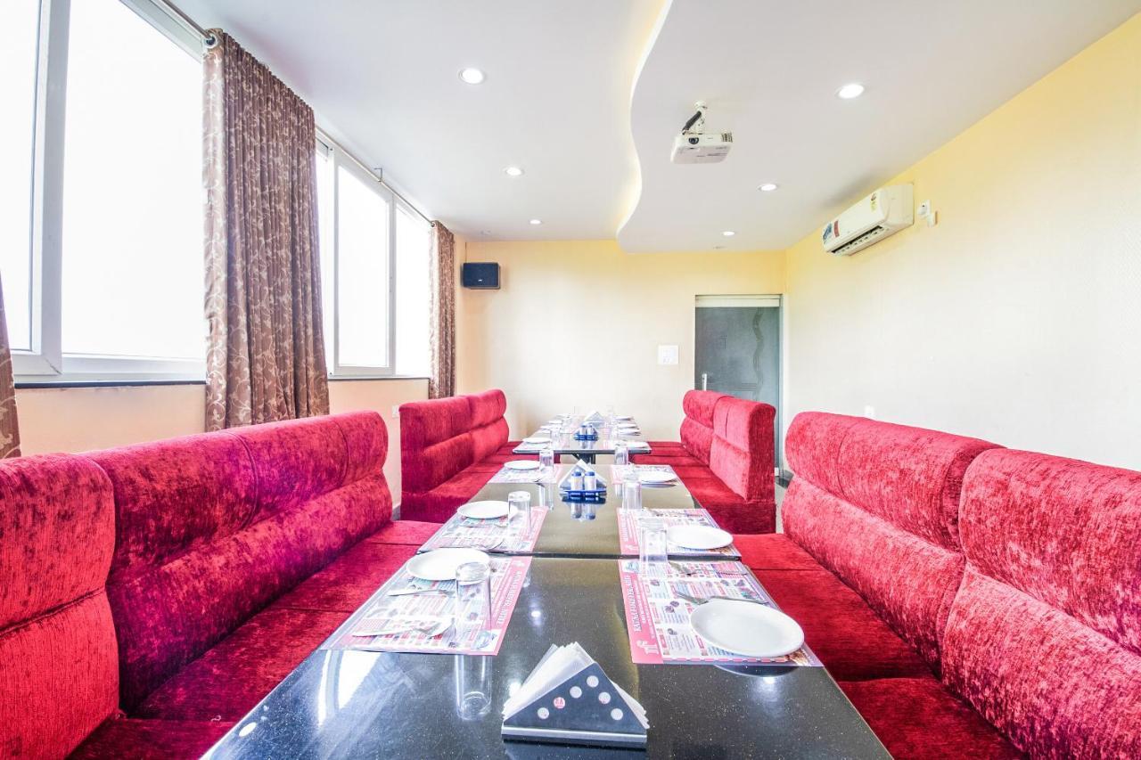 Capital O 22439 Ratna Forever Hotel Karkal Buitenkant foto