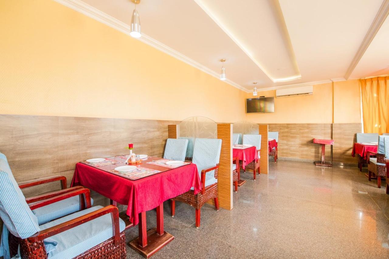 Capital O 22439 Ratna Forever Hotel Karkal Buitenkant foto