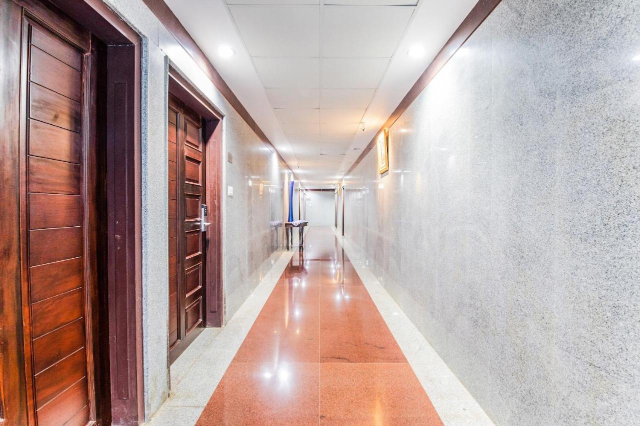 Capital O 22439 Ratna Forever Hotel Karkal Buitenkant foto