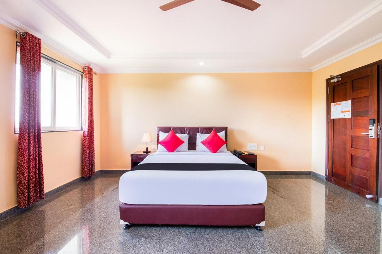 Capital O 22439 Ratna Forever Hotel Karkal Buitenkant foto