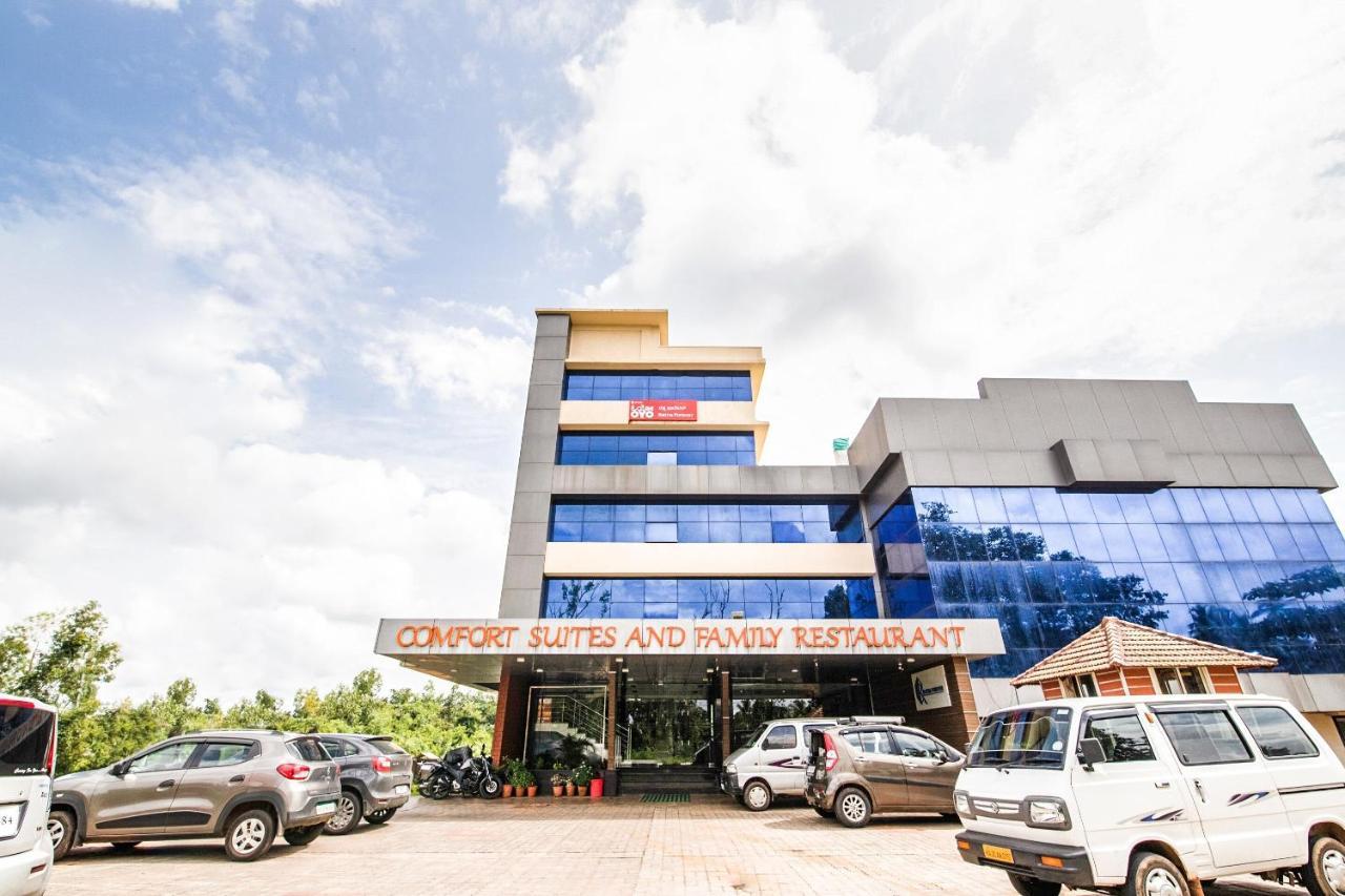 Capital O 22439 Ratna Forever Hotel Karkal Buitenkant foto