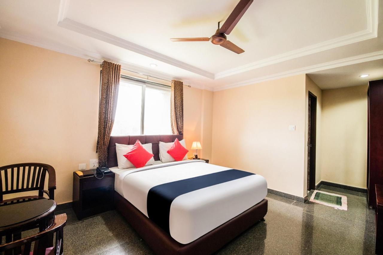 Capital O 22439 Ratna Forever Hotel Karkal Buitenkant foto