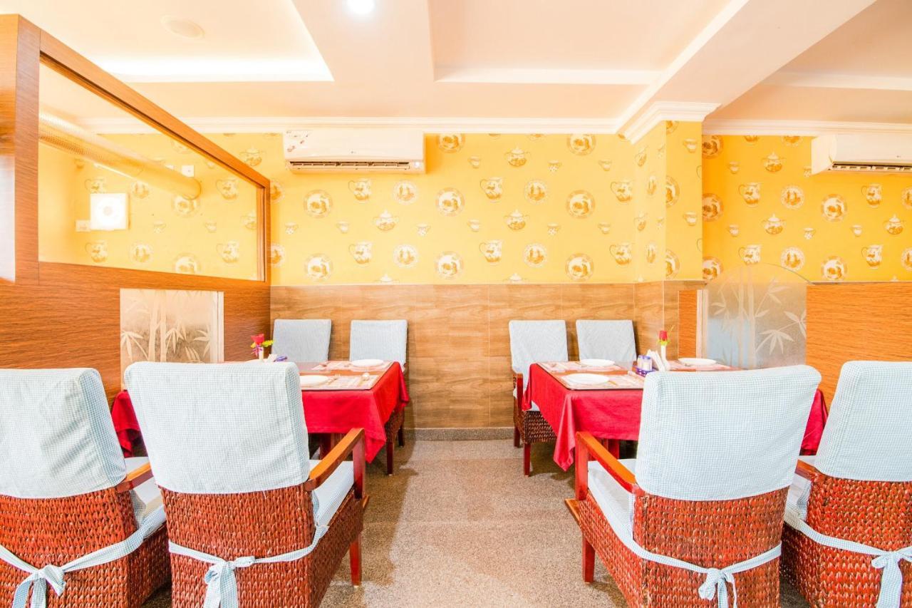 Capital O 22439 Ratna Forever Hotel Karkal Buitenkant foto