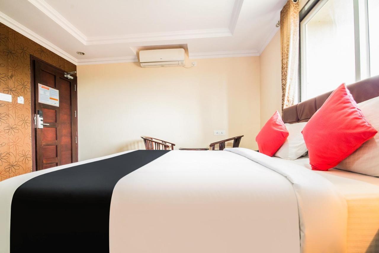 Capital O 22439 Ratna Forever Hotel Karkal Buitenkant foto