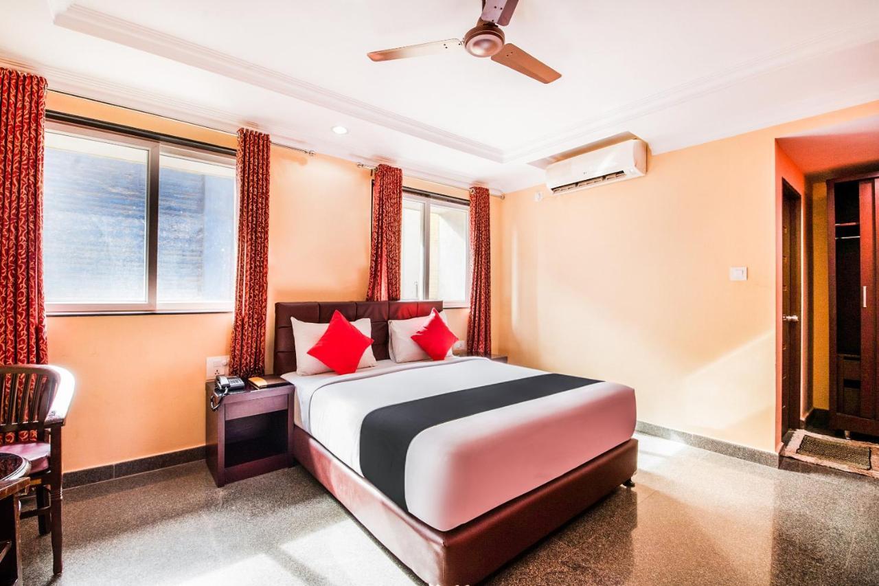 Capital O 22439 Ratna Forever Hotel Karkal Buitenkant foto