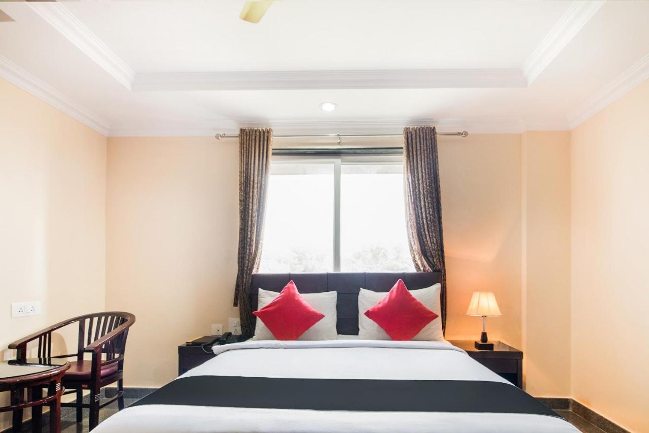 Capital O 22439 Ratna Forever Hotel Karkal Buitenkant foto