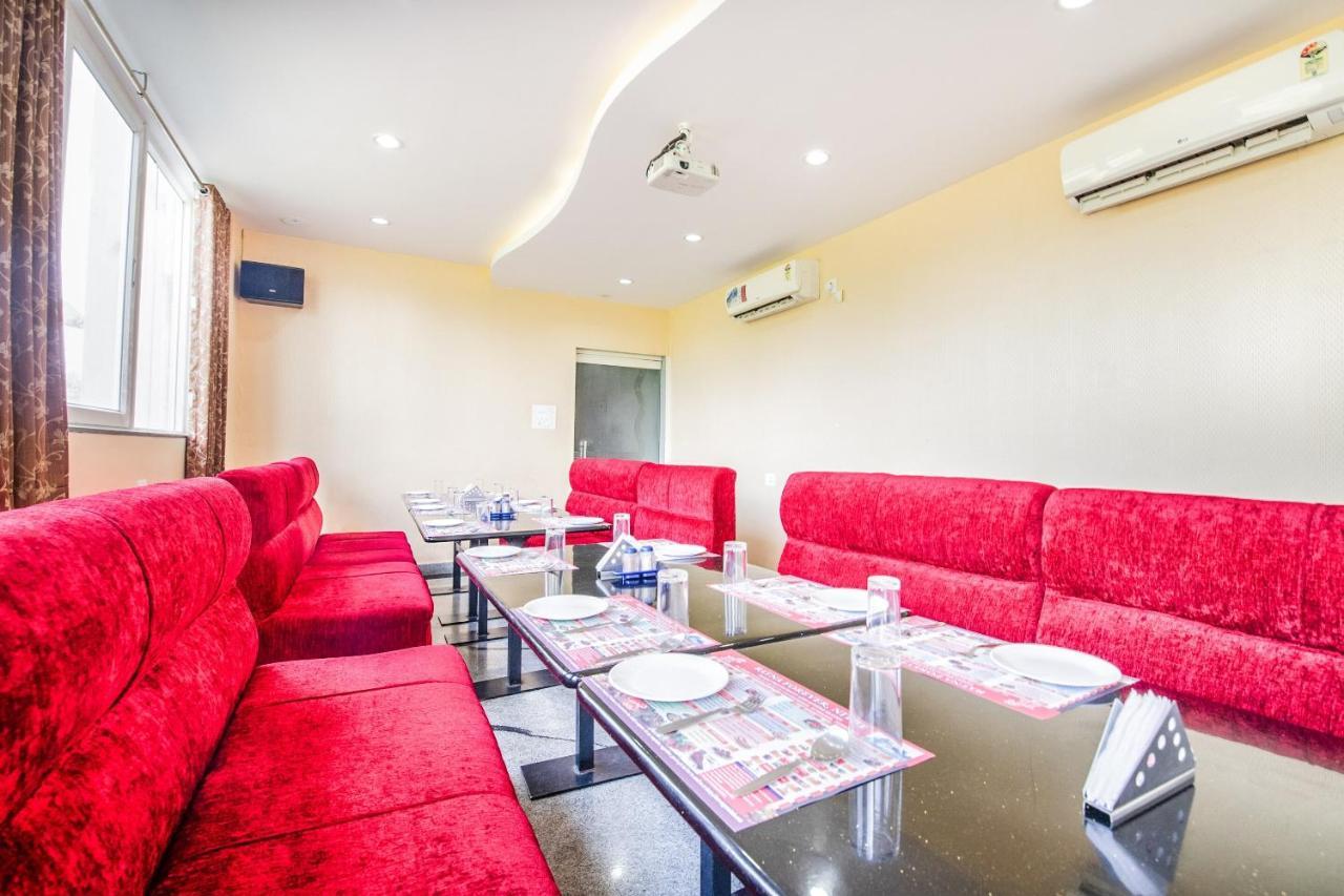 Capital O 22439 Ratna Forever Hotel Karkal Buitenkant foto