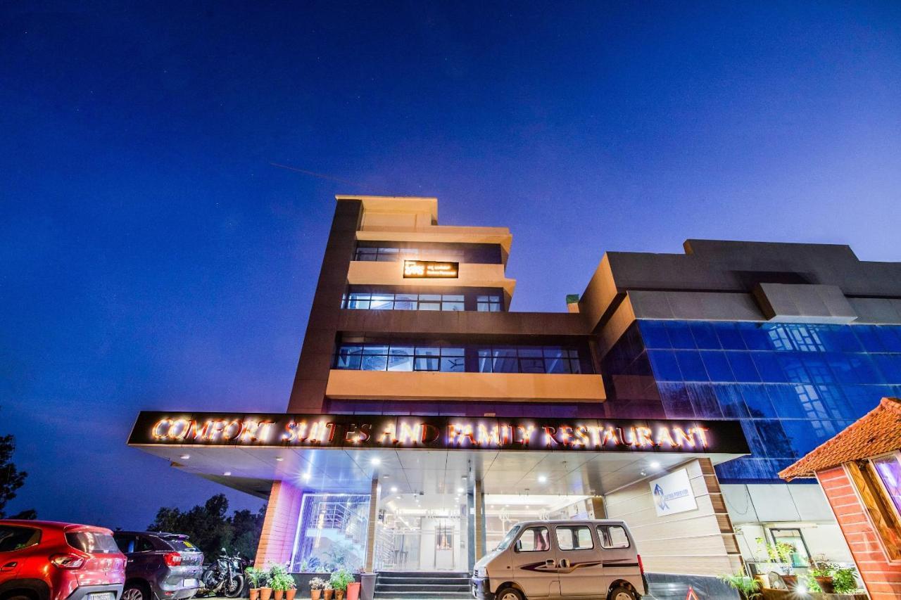 Capital O 22439 Ratna Forever Hotel Karkal Buitenkant foto