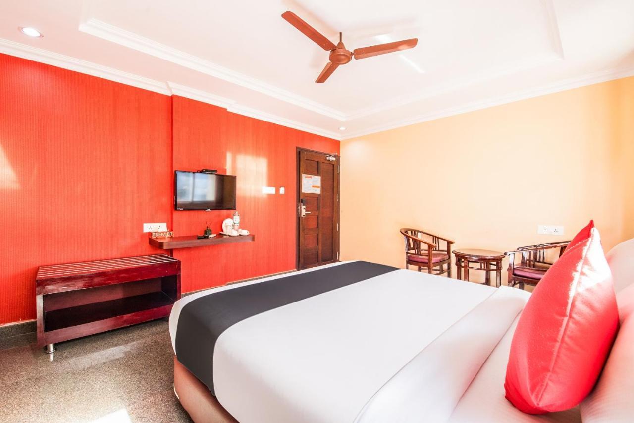 Capital O 22439 Ratna Forever Hotel Karkal Buitenkant foto