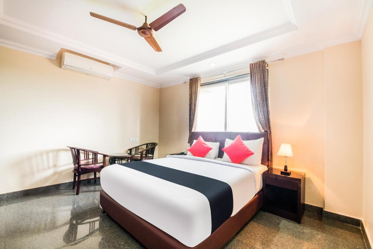 Capital O 22439 Ratna Forever Hotel Karkal Buitenkant foto